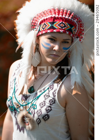 Young woman in war bonnet headdress of American Indian Young woman in war bonnet headdress of American Indian 29465092