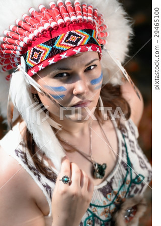 Young woman in war bonnet headdress of American Indian Young woman in war bonnet headdress of American Indian 29465100