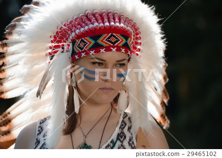 Young woman in war bonnet headdress of American Indian Young woman in war bonnet headdress of American Indian 29465102