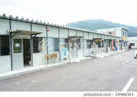 Temporary store This street town temporary store in the afflicted area 29466361