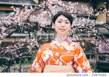 和服婦女和梅花 29475084