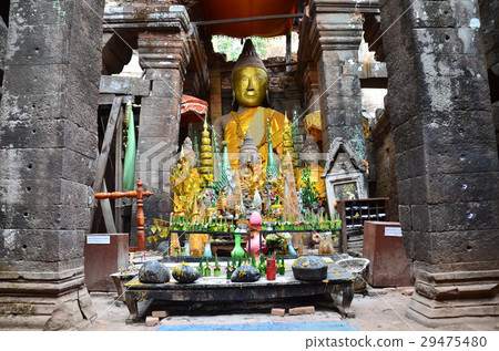 菩薩雕象安置在Wat Phu主要寺廟的中心,世界遺產在老撾 菩薩雕象安置在Wat Phu主要寺廟的中心,世界遺產在老撾 29475480