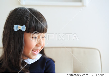 Children wearing hair accessories 29477048