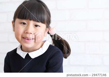 Children wearing hair accessories 29477146