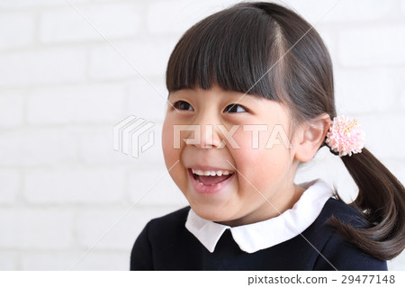 Children wearing hair accessories 29477148