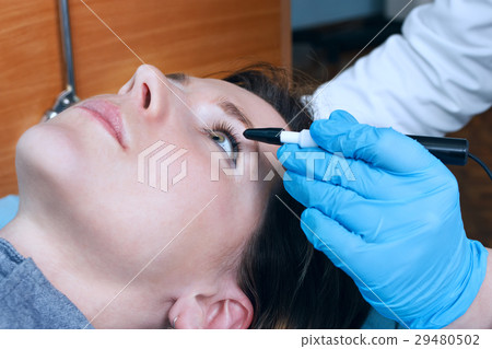 Ophthalmologist performs an operation to diagnose Ophthalmologist performs an operation to diagnose 29480502