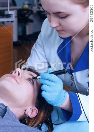 Ophthalmologist performs an operation to diagnose 29480503