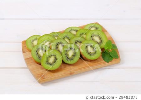 slices of ripe kiwi 29483873