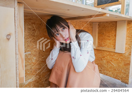 一名年輕女子因地震而撤離 29484564