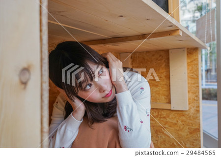 A young woman who is evacuated with an earthquake 29484565