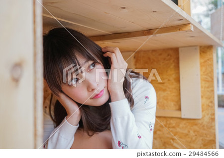 A young woman who is evacuated with an earthquake 29484566