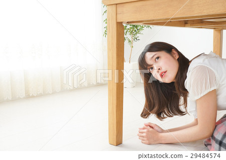 一名年輕女子因地震而撤離 29484574