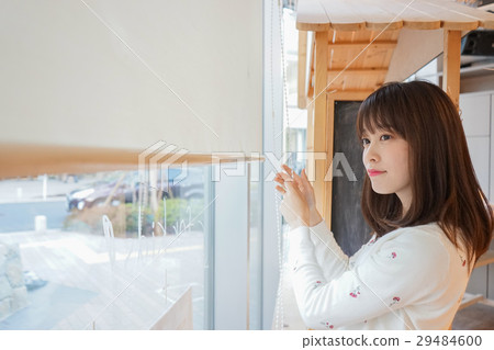 服務在咖啡館的一名年輕日本婦女 29484600