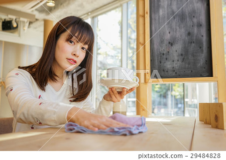 A young Japanese woman working in a cafe 29484828