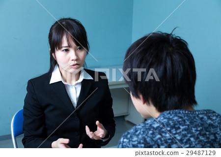 Female police officer male suspect interrogation interrogation room 29487129