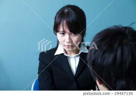 女警官男性嫌疑審訊審訊室 女警官男性嫌疑審訊審訊室 29487130