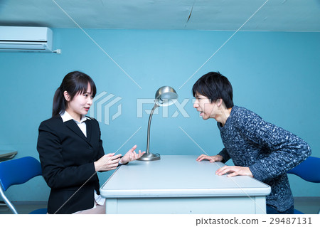 女警官男性嫌疑審訊審訊室 29487131