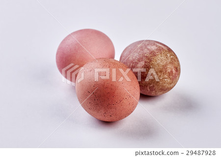 Isolated chicken eggs. 29487928
