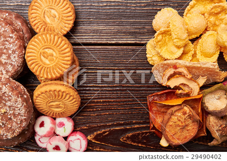 Healthy food against sweets. 29490402