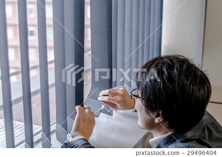 看窗口的商人 29496404