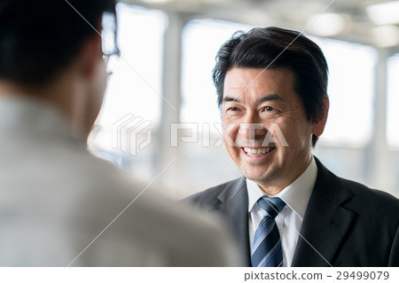 兩個人面帶微笑地面對面 29499079