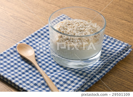 Yoghurt with Porridge Oats in Glass Cup 29501109