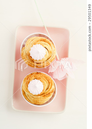 Fresh baked cruffins 29501349