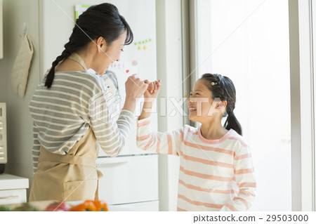 Mother and daughter  29503000