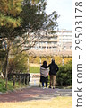 一對夫婦在公園散步 29503178