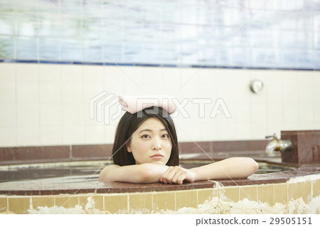 站立在公共浴室女孩浴缸的婦女 29505151