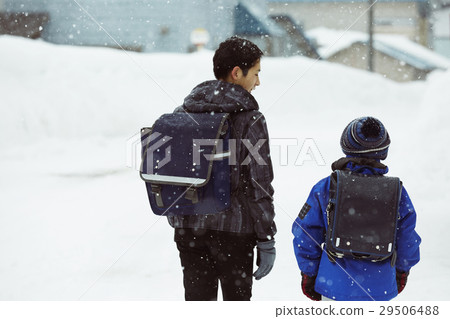 Family commuting scenery living in snowy country 29506488