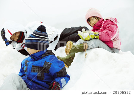 Children playing in the snowy country 29506552