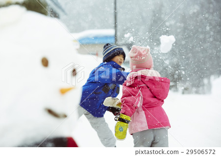 Children playing in the snowy country 29506572