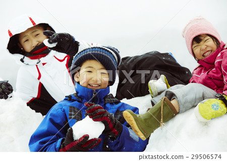 Children playing in the snowy country 29506574