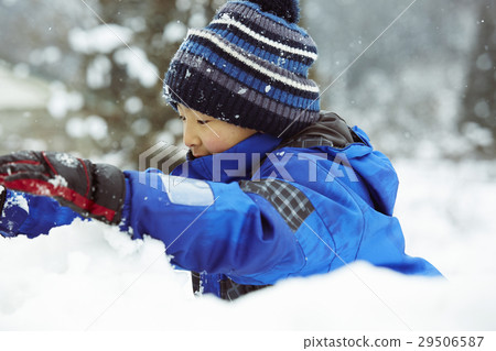 Children playing in the snowy country 29506587
