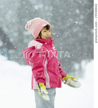 Children playing in the snowy country 29506602