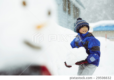 Children playing in the snowy country 29506632