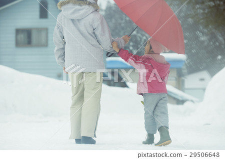 Walking family in the snow country Walking family in the snow country 29506648