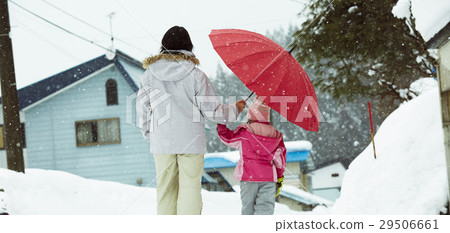 在雪國家散步的家庭 在雪國家散步的家庭 29506661