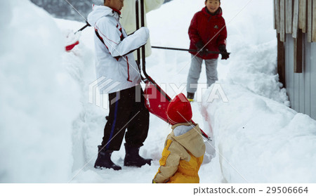 Family migration image living in the snowy country 29506664