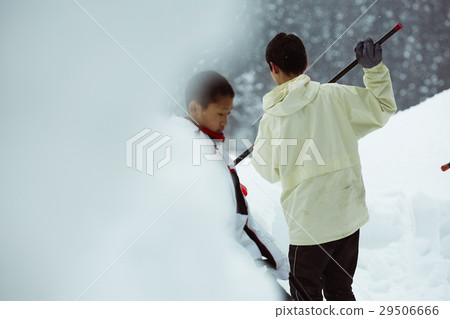 Snow shovel family living in the snow country 29506666