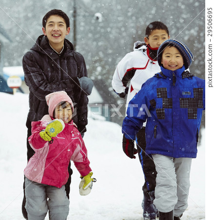 Children playing in the snowy country 29506695