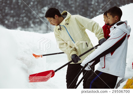 Snow shovel family living in the snow country 29506700