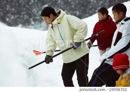 Snow shovel family living in the snow country 29506702
