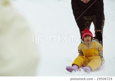 家庭雪橇玩生活在白雪皚皚的國家 29506729
