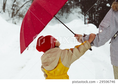 Walking family in the snow country Walking family in the snow country 29506746