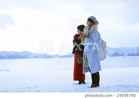 Winter girls journey Snow scenic lakeside Winter girls journey Snow scenic lakeside 29506798