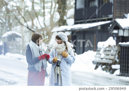 冬天女孩在冬天雪風景湖邊城堡鎮旅行 29506949