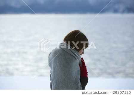 Winter girls journey Snow scenic lakeside Winter girls journey Snow scenic lakeside 29507180