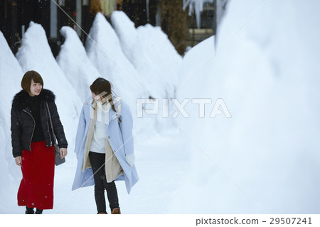Ladies travel Snowscape hot spring 29507241